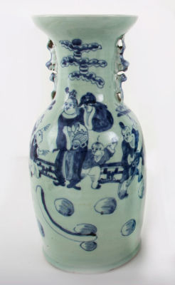 אגרטל פורצלן סיני כחול ולבן גדול, המאה ה-20. מעוטר בדמויות בגן.גובה: 42 ס"ממצב: טוב