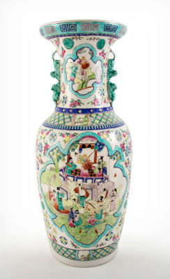 אגרטל פורצלן סיני צבעוני (Famile Rose a Verte), תחילת המאה ה-20. מעוטר בדמויות בחצר בגווני צהוב 