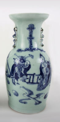 אגרטל פורצלן סיני כחול ולבן גדול, 1912-1949. מעוטר בדמויות בגן.גובה: 42 ס"ממצב: טוב