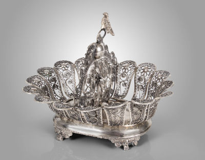 סלסלת פורים מכסף מוזהב חלקית, גליציה, סוף המאה ה-18. חותמת 12.משקל: 344 גר'אורך: 21 ס"ממצב: 