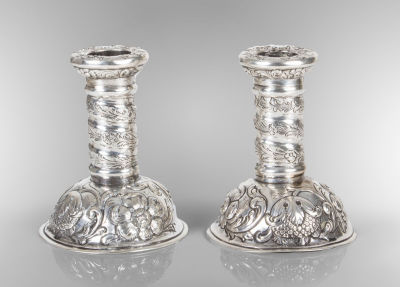 זוג פמוטות מסע מכסף, איטליה, המאה ה-18. עבודת ריקוע וחריטה של מוטיבים פרחוניים רוקוקו. חותמות 