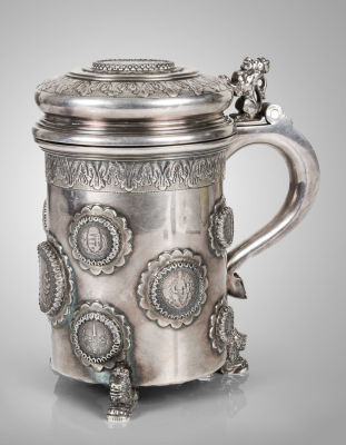 טנקרד כסף אירופאי (ייתכן דנמרק), תחילת
המאה ה-20. משובץ מטבעות אירופאיים שונים מסוף המאה ה-19 