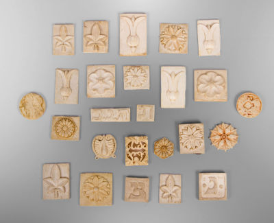 אוסף של 25 מיניאטורות שנהב של תלמידי בצלאל. מיניאטורות מגולפות כנראה לצורך לימודים בסדנא לשנהב. 