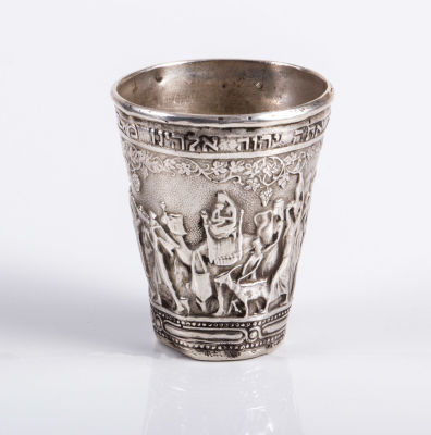 כוס קידוש מכסף, מעוצבת ע"י זאב רבן, בצלאל, שנות ה-1930. גובה: 5.3 ס"ממצב: טוב
ספרות: "זאב רבן: 