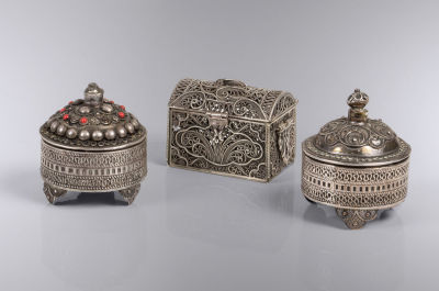 3 מיכלי בשמים מכסף וכסף פיליגרן, ישראל, שנות ה-1950. שני המיכלים העגולים חתומים I.M. Fain, אחד 