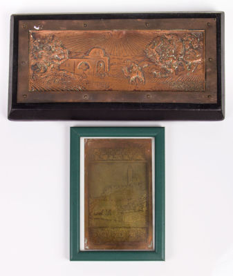 2 לוחות, בצלאל, תחילת המאה ה-20. כולל:1. לוח נחושת - מתאר את קבר רחל, חתום בצלאל ירושלם. מוצמד 