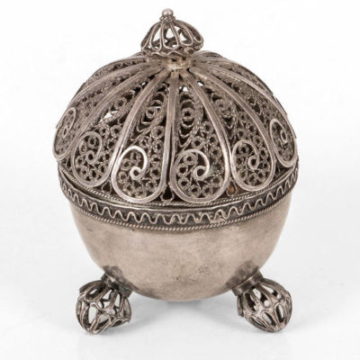 מיכל בשמים מכסף סטרלינג וכסף פיליגרן, בצלאל, כנראה שנות ה-1930. חתום בבסיס "בצלאל ירושלים"גובה: 