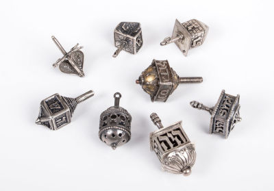 8 סביבונים. כולל:6 מכסף, 1 פליז וכסף בסגנון טורקמני ו-1 עופרת כנראה מלפני קום המדינה.סביבון הכי 