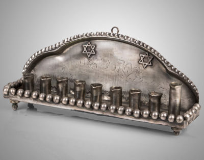 חנוכיית פיוטר, כנראה ישראל, המאה ה-20. גובה: 9.5 ס"מ, אורך: 23 ס"ממצב: תיקון מאסיבי לחיבור בין 