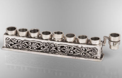 חנוכיית מסע מכסף סטרלינג, ישראל. אורך: 14.5 ס"ממצב: טובמקור: עזבון פרופ' ויקטור דויטש