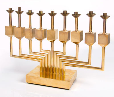 יעקב אגם, חנוכיית סביבונים מפליז מצופה זהב, 1979. חנוכייה קינטית. חתומה "אגם" ונושאת כיתוב 