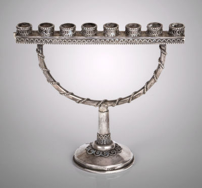 חנוכיית כסף וכסף פיליגרן, בצלאל, ישראל, סוף שנות ה-1940/תחילת שנות ה-1950. חתומה בצלאל.גובה: 