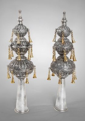 זוג רימוני כסף וכסף פיליגרן לספר תורה מפוארים, כנראה ישראל, שנות ה-1950. עם פעמונים 