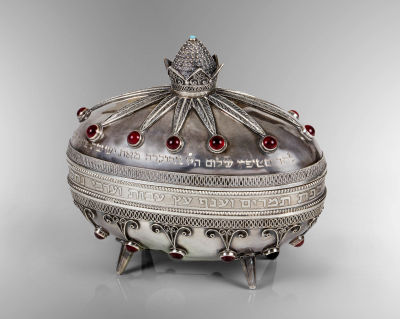 קופסת כסף סטרלינג וכסף פיליגרן מפוארת לאתרוג, בצלאל, ישראל, לאחר קום המדינה. משובצת אבני גרנט 