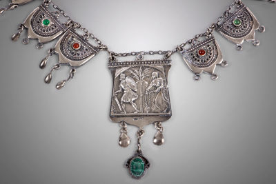 ענק כסף וכסף פיליגרן משובץ אבנים חצי יקרות, מעוצב ע"י זאב רבן, בצלאל, 1925-1929. התליון המרכזי 