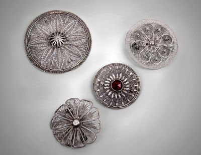 4 סיכות כסף פיליגרן, פלשתינה, תחילת המאה ה-20. שתי סיכות חתומות "ירושלם" ושתיים חתומות "Made in 