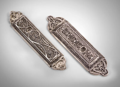 2 מזוזות כסף סטרלינג, בצלאל, שנות ה-1930. חתומות "בצלאל ירושלם".אורך: 10.2 ו- 9.7 ס"ממצב: 