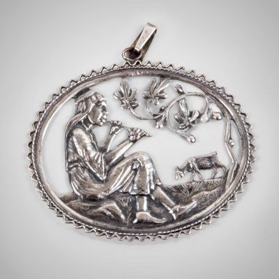 "רועה מחלל" - תליון כסף סטרלינג, בעיצוב זאב רבן, בצלאל, שנות ה-1920. חתום "בצלאל ירושלם".גובה: 4 