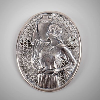 "רבקה" - סיכת כסף סטרלינג וכסף פיליגרן, בצלאל, תחילת המאה ה-20. חתומה מאחור: "Made in Palestine" 