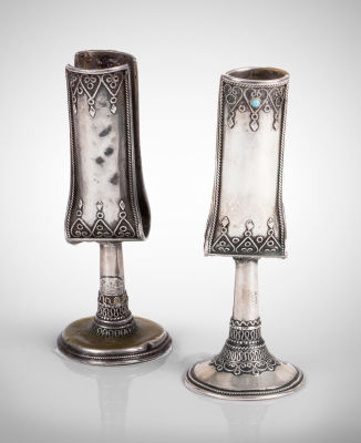 זוג מחזיקי נר מכסף סטרלינג, בצלאל, ישראל, שנות ה-1950. חתומים "בצלאל ירושלים" ואחד חתום בנוסף 