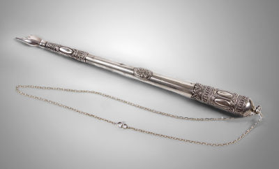 יד כסף לספר תורה, בצלאל, שנות ה-1920. עם שרשרת כסף דקה. חתומה "בצלאל ירושלם".אורך: 23 ס"ממצב: 