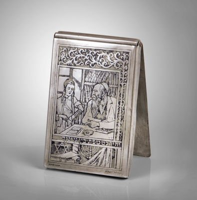 נרתיק מתכת לכרטיסי ביקור, בצלאל, לפני 1936. עם עיטור בצריבה של הנחת תפילין וכיתוב "והיו לטטפת 