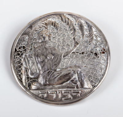 "דבורה" - סיכת כסף סטרלינג וכסף פיליגרן בעיצוב זאב רבן, בצלאל, תחילת המאה ה-20. נושאת כיתוב 