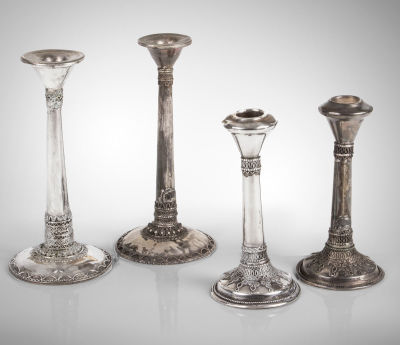 2 זוגות פמוטי כסף וכסף פיליגרן, בצלאל, מחצית המאה ה-20. שני הפמוטים הנמוכים חתומים כל אחד "בצלאל 