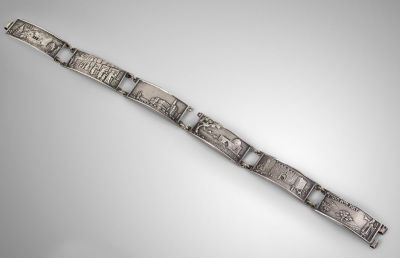 צמיד כסף "זאת היא הארץ", בעיצוב זאב רבן, בצלאל, שנות ה-1930?. צמיד עם חוליות מעוטרות בתבליט 