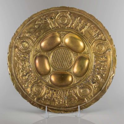 צלחת לסדר פסח מפליז, בעיצוב זאב רבן, בצלאל, שנות ה-1920. מעוטרת בסצינות מיציאת מצרים. חתומה 