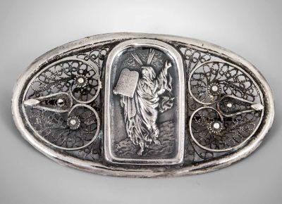 "משה ולוחות הברית" - סיכת כסף וכסף פיליגרן, בצלאל, שנות ה-1920. חתום מאחור "בצלאל ירושלם".מידות: 