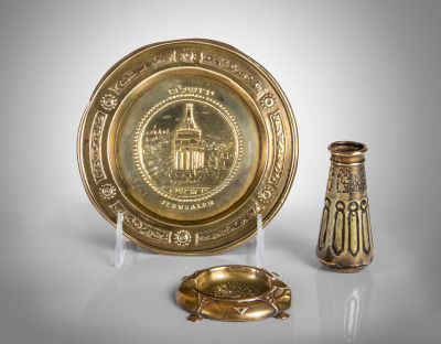 3 פריטי נחושת בצלאל, שנות ה-1920. כולל:1. צלוחית - חתומה "ירושלם" בתבליט.קוטר: 14.7 ס"מ2. אגרטל 