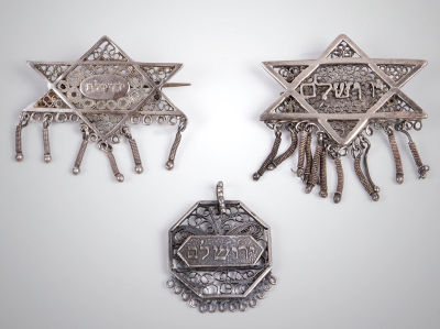 3 פריטי כסף וכסף פיליגרן, בצלאל, תחילת המאה ה-20. כולל 2 סיכות ותליון.רוחב סיכה הכי גדולה: 3.4 