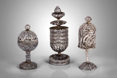 3 מיכלי בשמים כסף וכסף פיליגרן, כנראה פלשתינה, סוף המאה ה-19/תחילת המאה ה-20. גובה המיכל הכי 