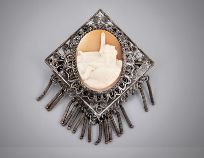 "מגדל דוד" - סיכת נוי כסף פיליגרן משובצת עבודת קמאו בצדף, 1926 בקירוב. נושאת מדבקה של מוזיאון תל 