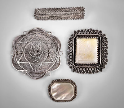 4 סיכות נוי מכסף, בצלאל. שלוש סיכות חתומות "בצלאל", מסוף שנות ה-1940/תחילת שנות ה-1950 - מתוכן 