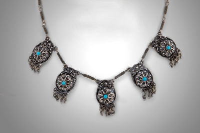 ענק כסף פיליגרן משובץ טורקיזים, בצלאל, ישראל, שנות ה-1950. חתום "בצלאל ירושלים" ו-"Made in 