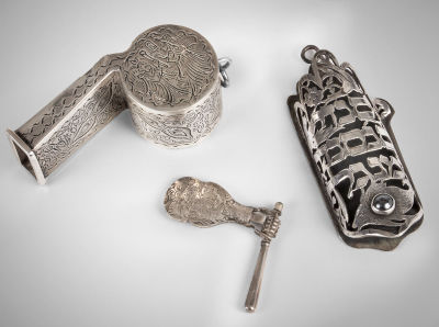 3 פריטי כסף סטרלינג מודרניים, סמואל מאוריציו. כולל: 1. משרוקית כסף לפורים - עם סצינה של אחשוורוש 