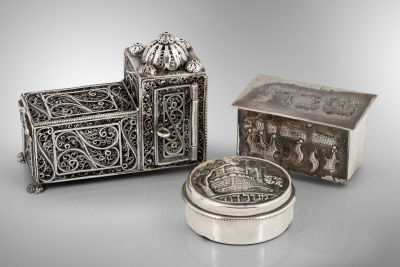 3 פריטי כסף סטרלינג, ישראל. כולל:1. מיכל בשמים כסף פיליגרן בצורת קבר רחל, ישראל, שנות 