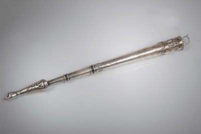 יד לספר תורה מכסף סטרלינג מודרנית, ישראל. עבודת פטיש, מגזרת ואפליקציה. חתום א. סגל ו"Hand Made" 