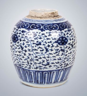 מיכל ג'ינג'ר מפורצלן סיני כחול ולבן, כנראה תקופת צ'יאנלונג, המאה ה-18. מעוטר בדוגמת גפן.גובה: 