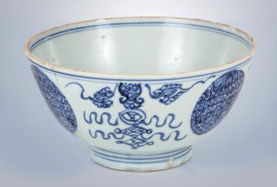 קערת פורצלן סיני כחול ולבן, תקופה וחותמת קאנגשי. חותמת על הבסיס.גובה: 9 ס"מ, קוטר: 17 ס"ממצב: 