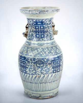 אגרטל פורצלן סיני כחול ולבן, שושלת צ'ינג, המאה ה-18. עם ידיות מפוסלות.גובה: 35.5 ס"ממצב: טוב