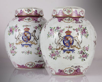 זוג אגרטלים עם מכסה מפורצלן, צרפת, המאה ה-19. עם עיטורים מאמייל מפוסל וסמל משפחה עם כיתוב 