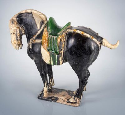 פסל סוס מחרס עם זיגוג Sancai, שושלת טאנג (618-907). גובה: 34.5 ס"מ, אורך: 44 ס"ממצב: חלק 