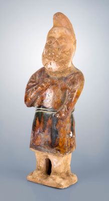 פסלון של דמות סייס גמלים מחרס עם זיגוג Sancai, שושלת טאנג (618-907). גובה: 32.5 ס"ממצב: סדק עמוק 