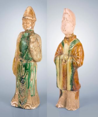 שני פסלונים של דמויות חרס עם זיגוג Sancai, שושלת טאנג (618-907). כולל:1. פסלון חרס Sancai של 