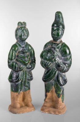 שני פסלונים של דמויות בני לוויה מחרס עם זיגוג ירוק, שושלת מינג, המאה ה-14. גובה: 26 ס"מ ו-24 ס"מ 