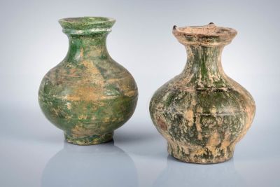 זוג כדי חרס סיניים עם זיגוג ירוק, שושלת האן, 206-220. גובה: 15.5 ס"מ ו-15 ס"ממצב: באחד מרבית 