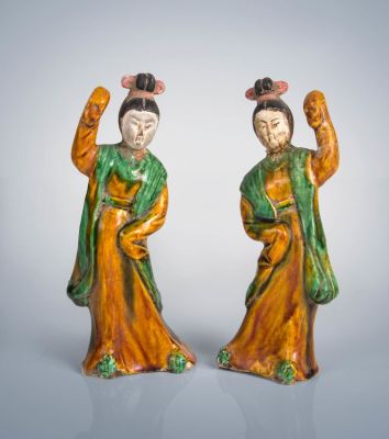 שני פסלונים של דמויות רקדניות מחרס עם זיגוג Sancai, שושלת טאנג (618-907). גובה: 14.4 ס"מ (כל 